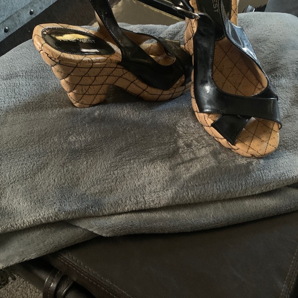 Nine West Black and Tan Wedges - Picture 1 of 3